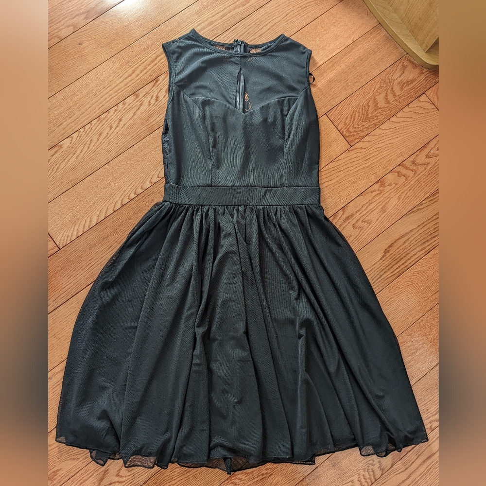 🏵️💚 Beautiful Back Detailed and Keyhole LBD